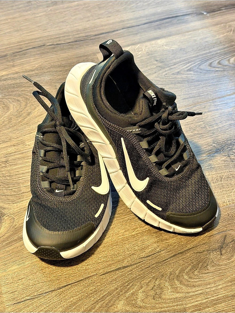 Size 4.5 Youth Kids Nike Sneakers Black & White Shoes Boy Girl